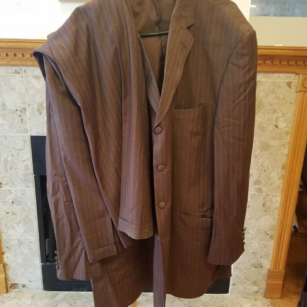 BROWN PINSTRIPE SOPRANO 2PC SUIT 54L JCKT (47" x 3